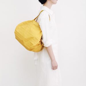 shupatto-compact-bag-m-mustard-karashi-model-detail