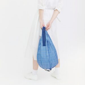 shupatto-compact-foldable-shopping-bag-drop-m-mesh-model-detail