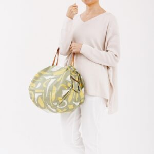 shupatto-sustainable-bag-island-silhouette-model-2.