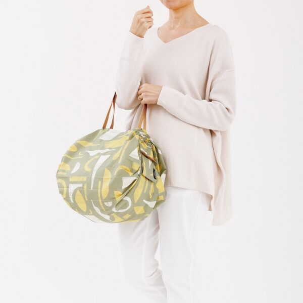 shupatto-sustainable-bag-island-silhouette-model-2.