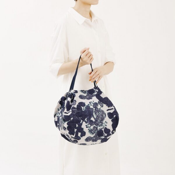 shupatto-sustainable-bag-summertime-shade-model