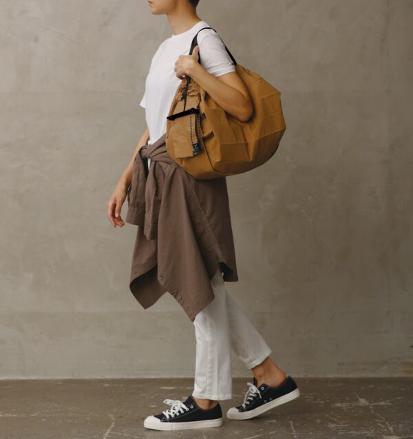 shupatto-insulated-bag-20L-S503BR-bag-with-model